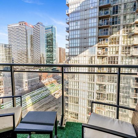 Exquisite Condos By Cn Tower With Parking โตรอนโต ภายนอก รูปภาพ