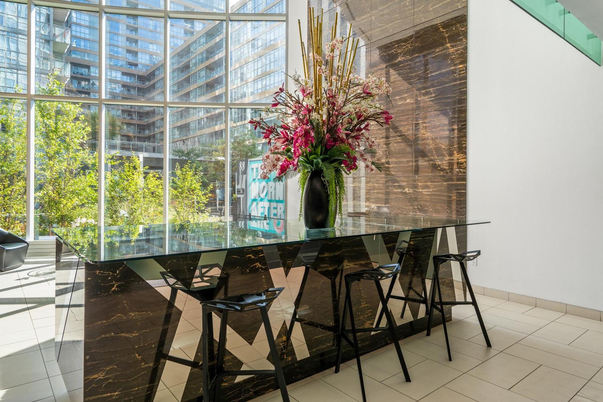 Exquisite Condos By Cn Tower With Parking โตรอนโต ภายนอก รูปภาพ