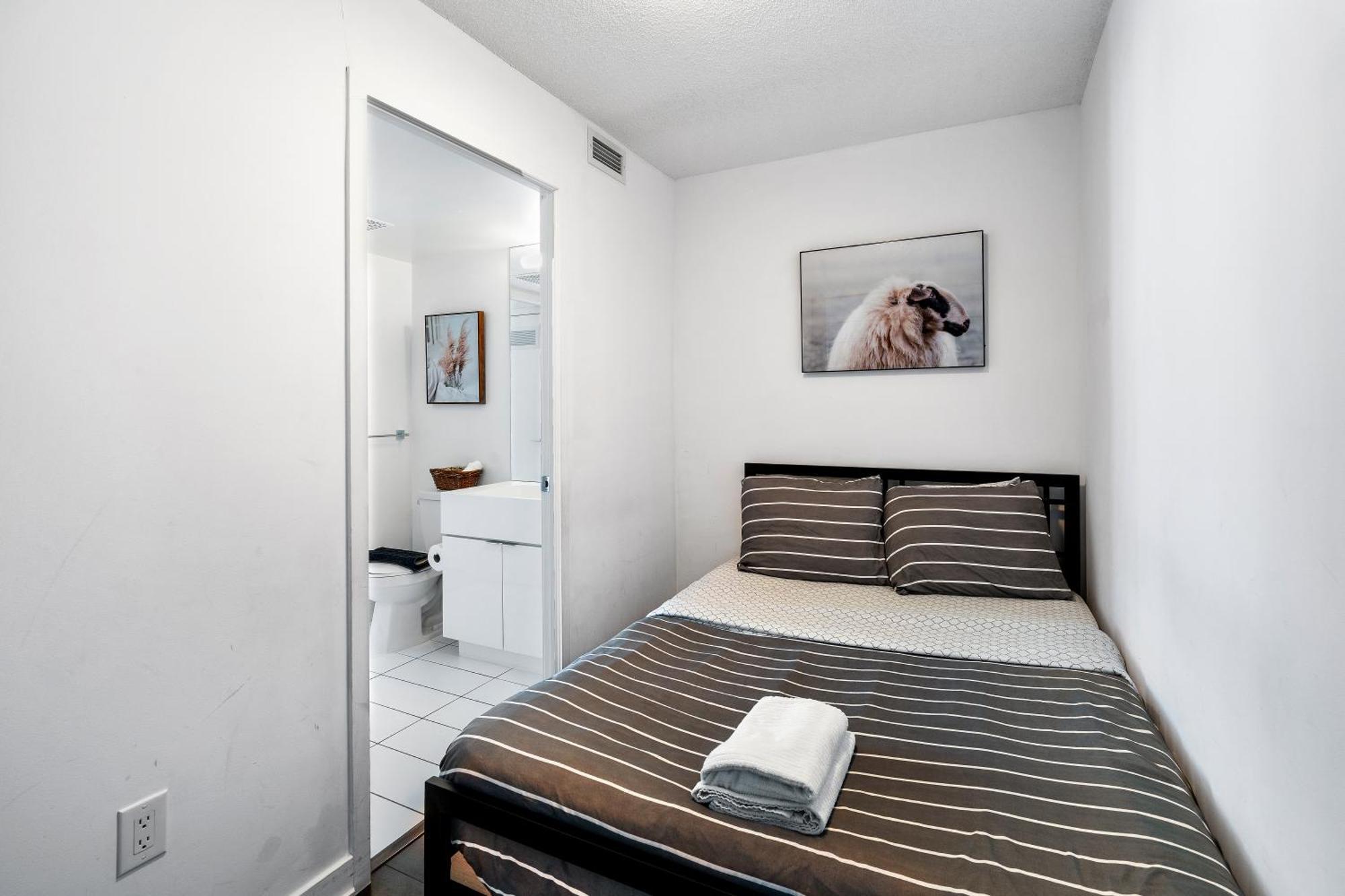 Exquisite Condos By Cn Tower With Parking โตรอนโต ภายนอก รูปภาพ