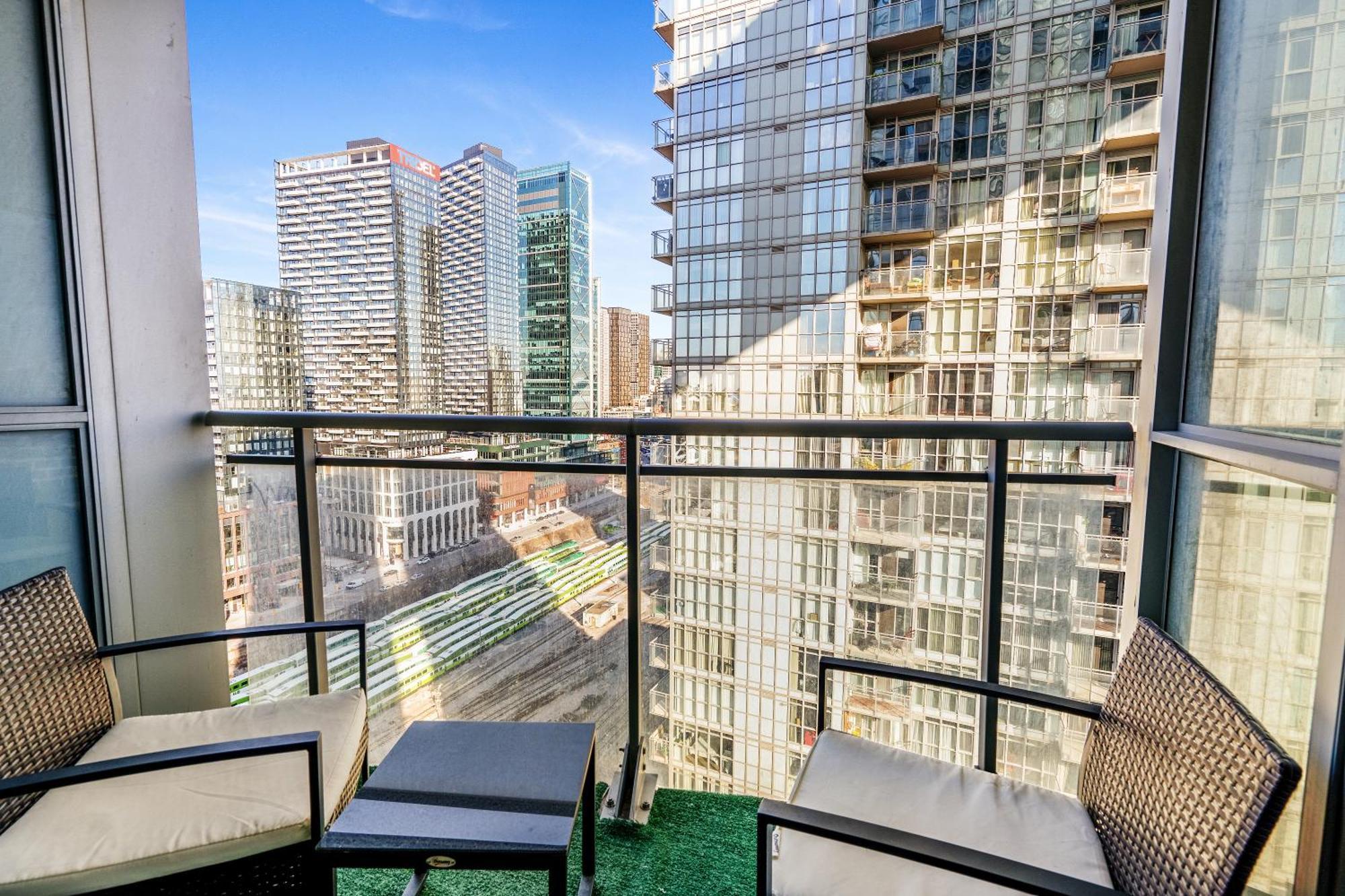 Exquisite Condos By Cn Tower With Parking โตรอนโต ภายนอก รูปภาพ