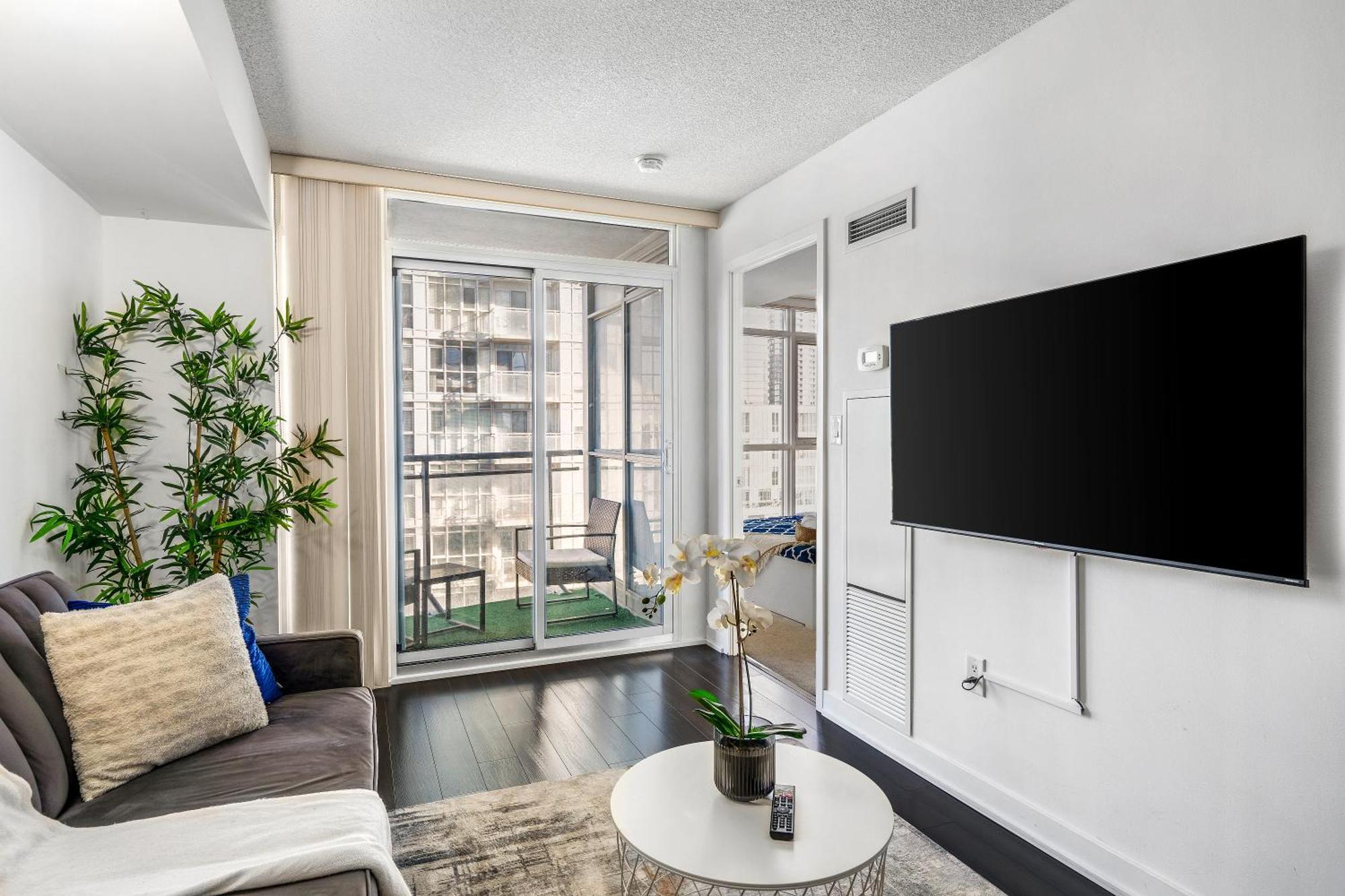 Exquisite Condos By Cn Tower With Parking โตรอนโต ภายนอก รูปภาพ